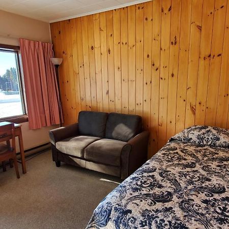 Motel Le Fleuron Сен-Дона-де-Монкальм Экстерьер фото