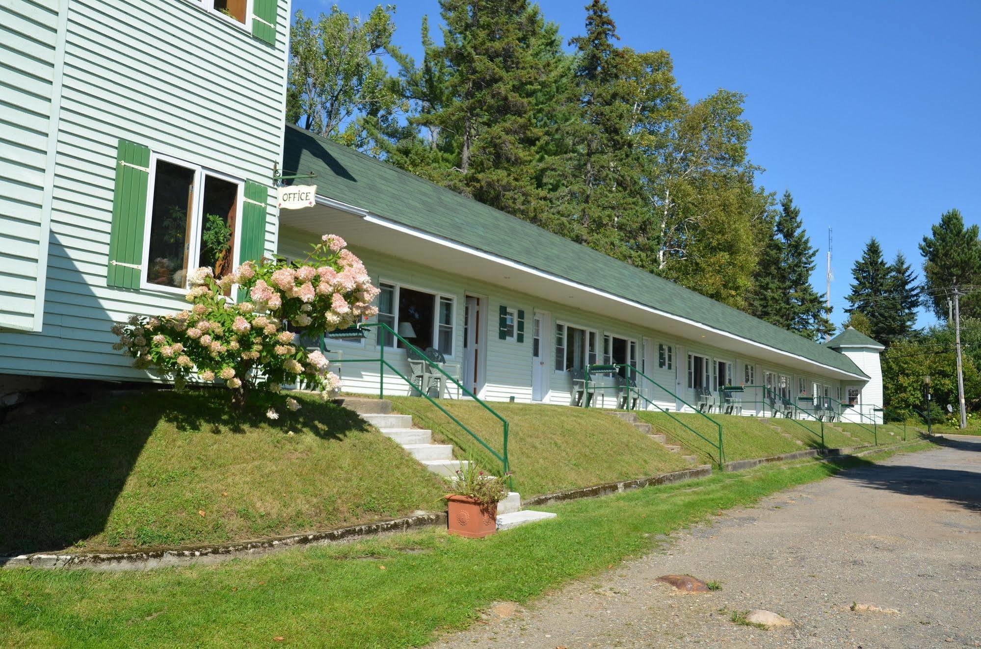 Motel Le Fleuron Сен-Дона-де-Монкальм Экстерьер фото